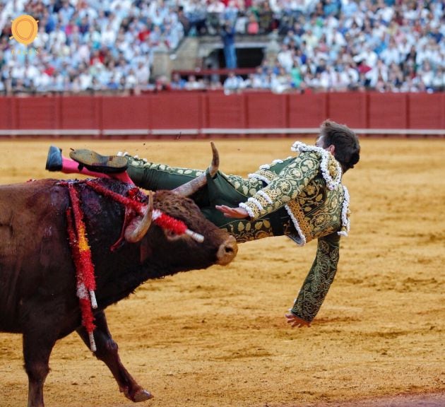 Espeluznante fotografía del pitón izquierdo del quinto toro de la tarde atravesando la taleguilla del vestido de luces de Julián López &#039;El Juli&#039;