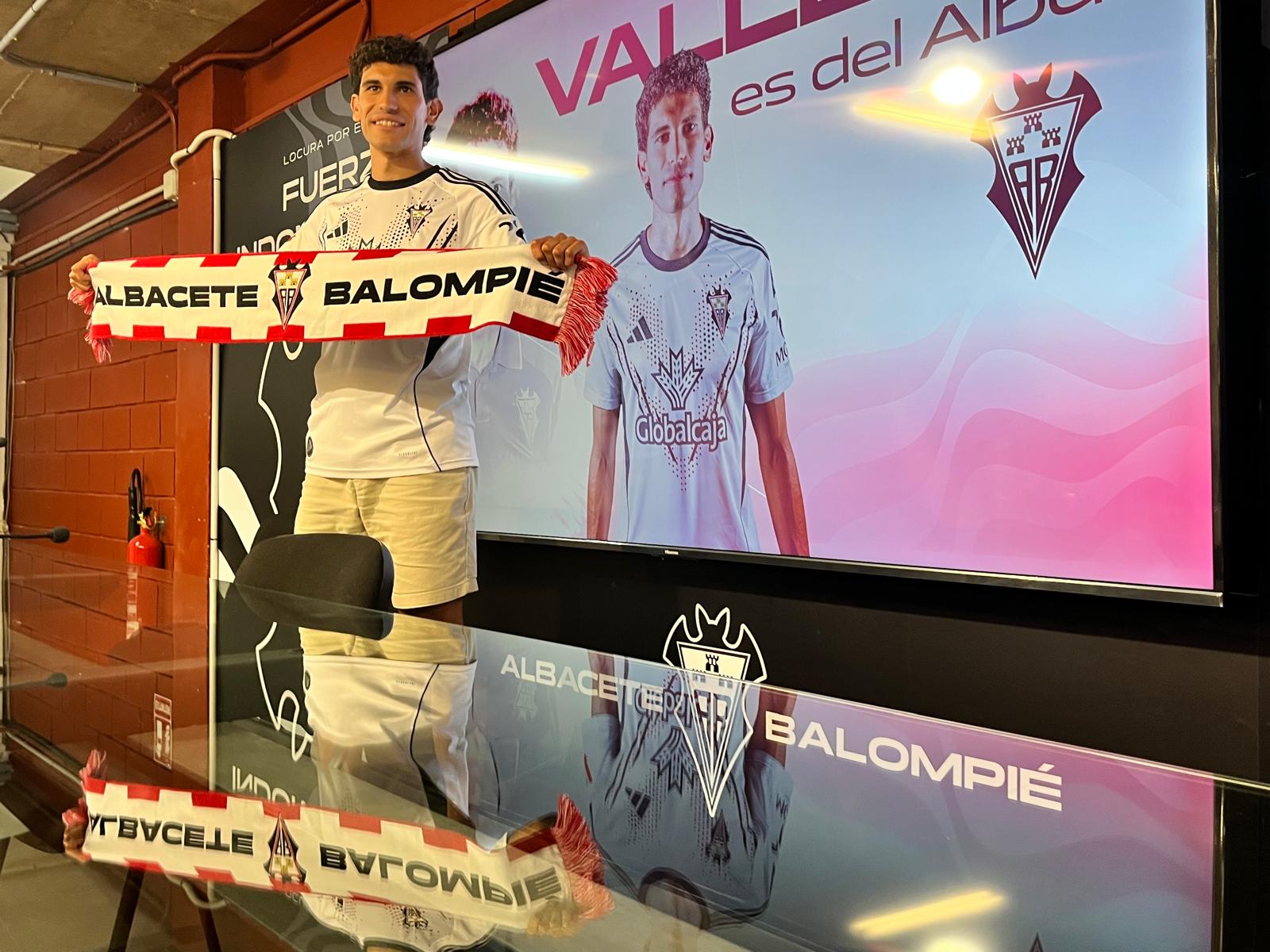 Fichaje oficial de Jesús Vallejo