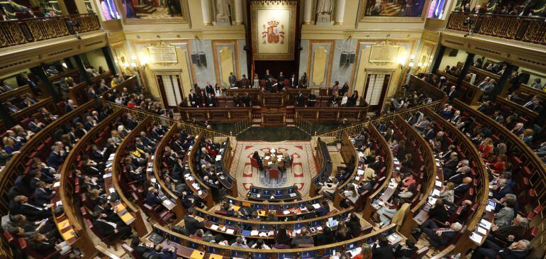 MADRID, 13.01.2016.- El recién elegido presidente del Congreso, Patxi López (c, fondo), se dirige a los diputados del Congreso durante la sesión constitutiva de la Cámara baja, que ha inaugurado hoy la XI legislatura. EFEJ. J. Guillén 