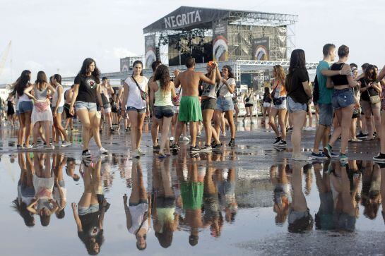 Varios jóvenes disfrutan de la pasada edición del festival Arenal Sound, que se celebra en Burriana