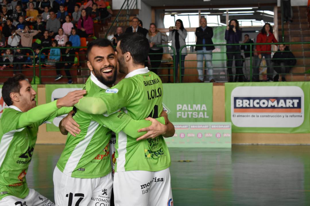 Diego Nunes celebra un gol con Lolo.