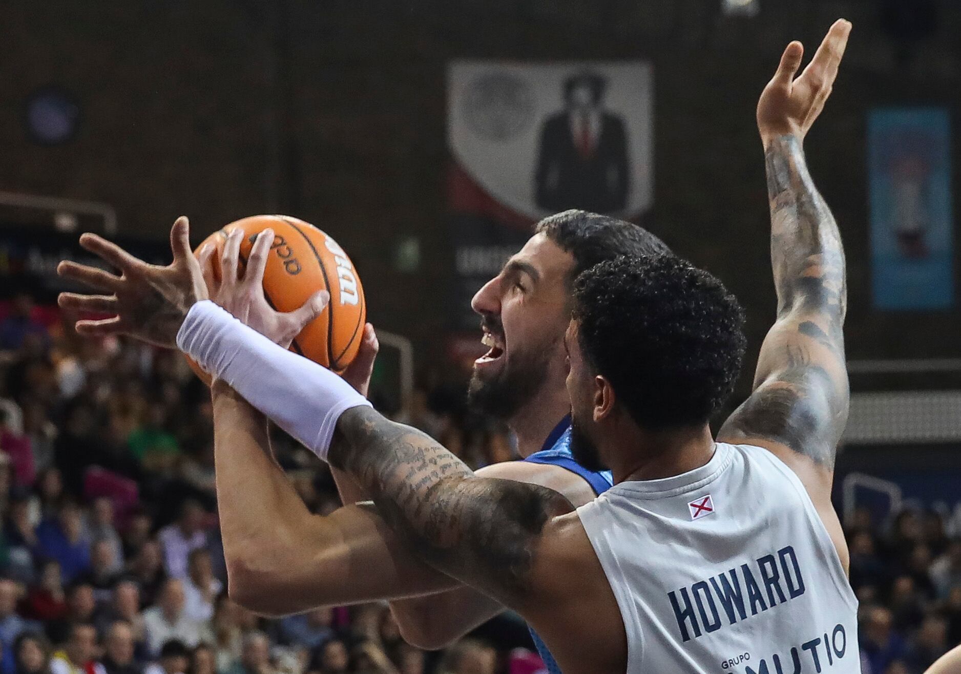 L'ala-pivot del MoraBanc Nikos Chougkaz (i) entra a cistella davant l'escorta del Baskonia Markus Howard (d) durant el partit de la 21 jornada de la Lliga Endesa, aquest diumenge al Poliesportiu Toni Martí.