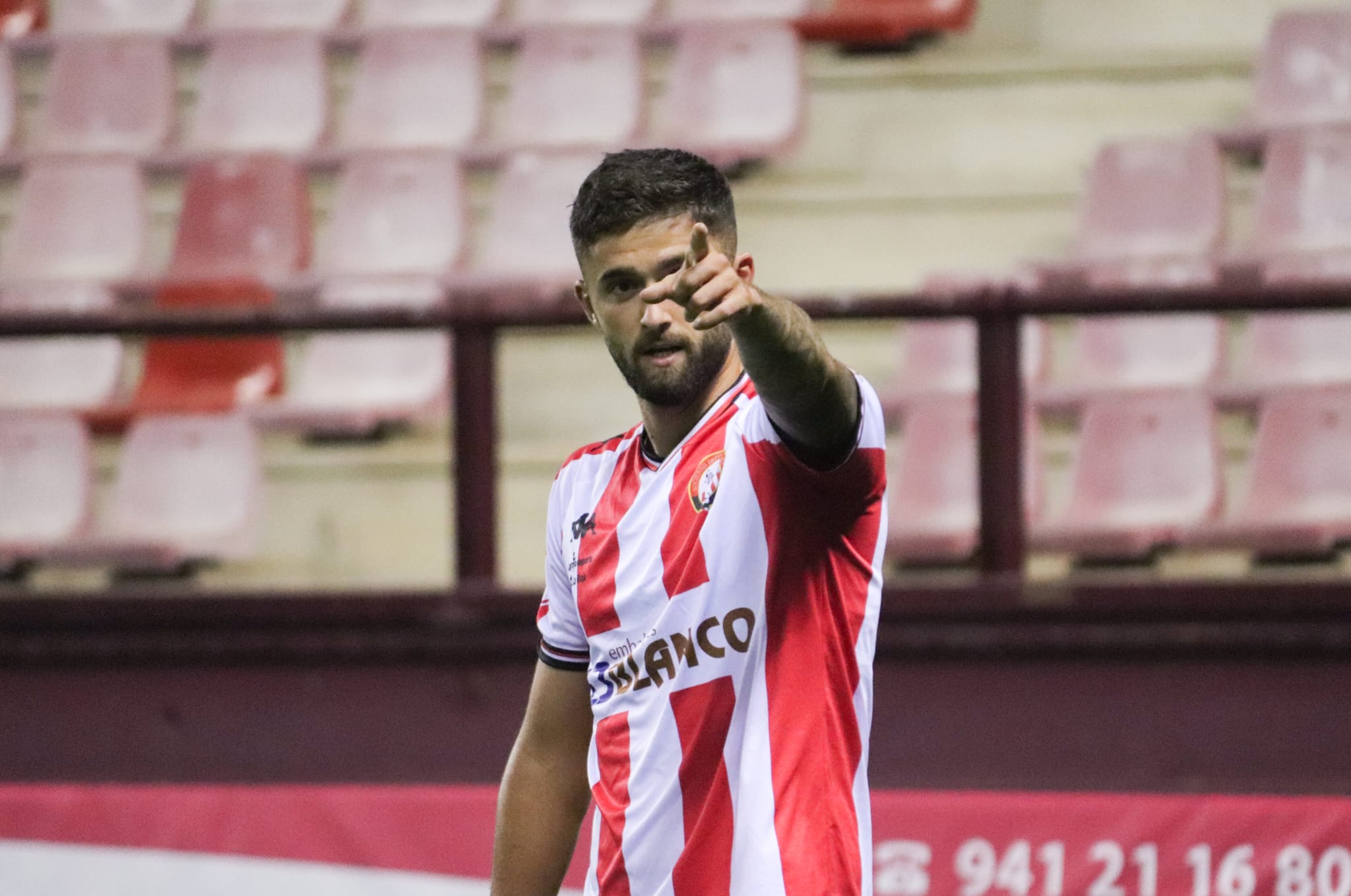 Jordi Escobar celebra su tanto ante el Barça Atlètic / SD Logroñés