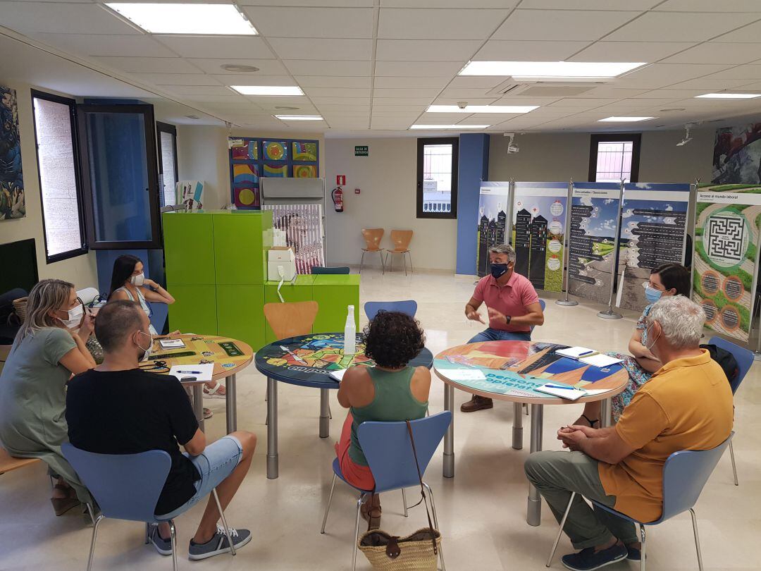 El alcalde y la concejala de Educación con los directores de los centros escolares.