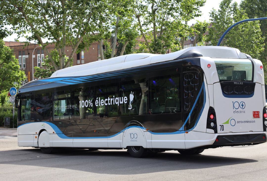 Este es el autobús que recorre las calles de Fuenlabrada esta semana.