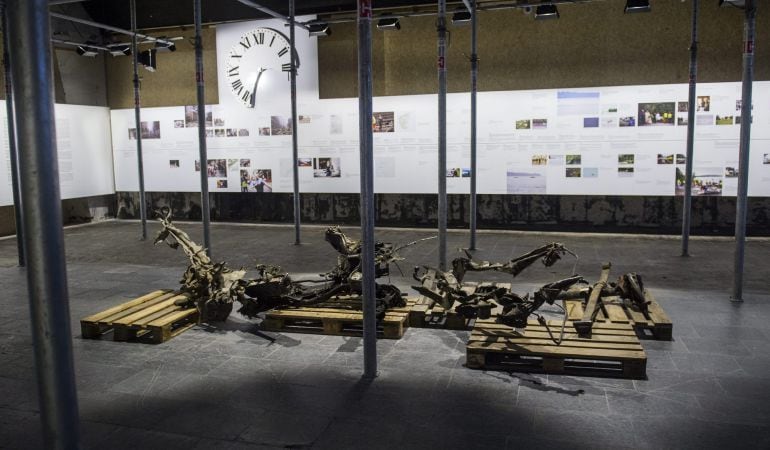 Vista de los restos del coche bomba que Anders Behring Breivik usó para la matanza y que hoy está en la exposición del &quot;Centro del 22 de julio&quot; en Oslo, Noruega.