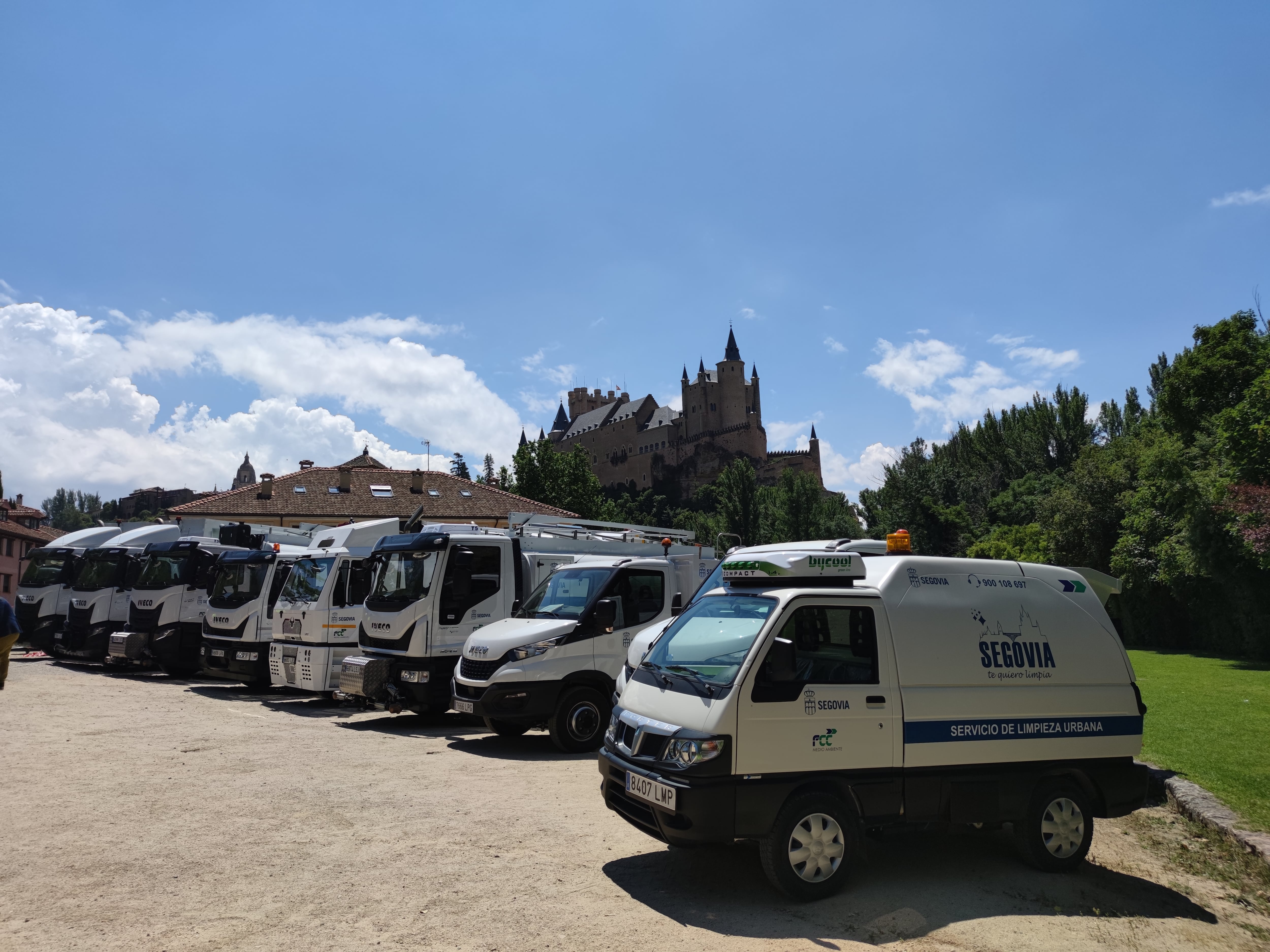 Presentación de la flota de vehículos de gas natural comprimido del servicio de recogida de residuos y limpieza viaria de Segovia