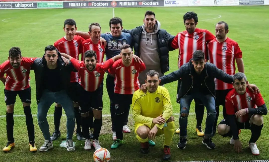 Equipo que representará al Zamora CF, con los capitanes rojiblancos Dani Hernández y Carlos Ramos