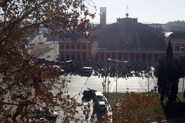 La Policía desalojó la estación de Atocha (Madrid) después de que un hombre, ya detenido, amenazara con suicidarse dentro de un tren con explosivos que, según ha dicho, llevaba consigo