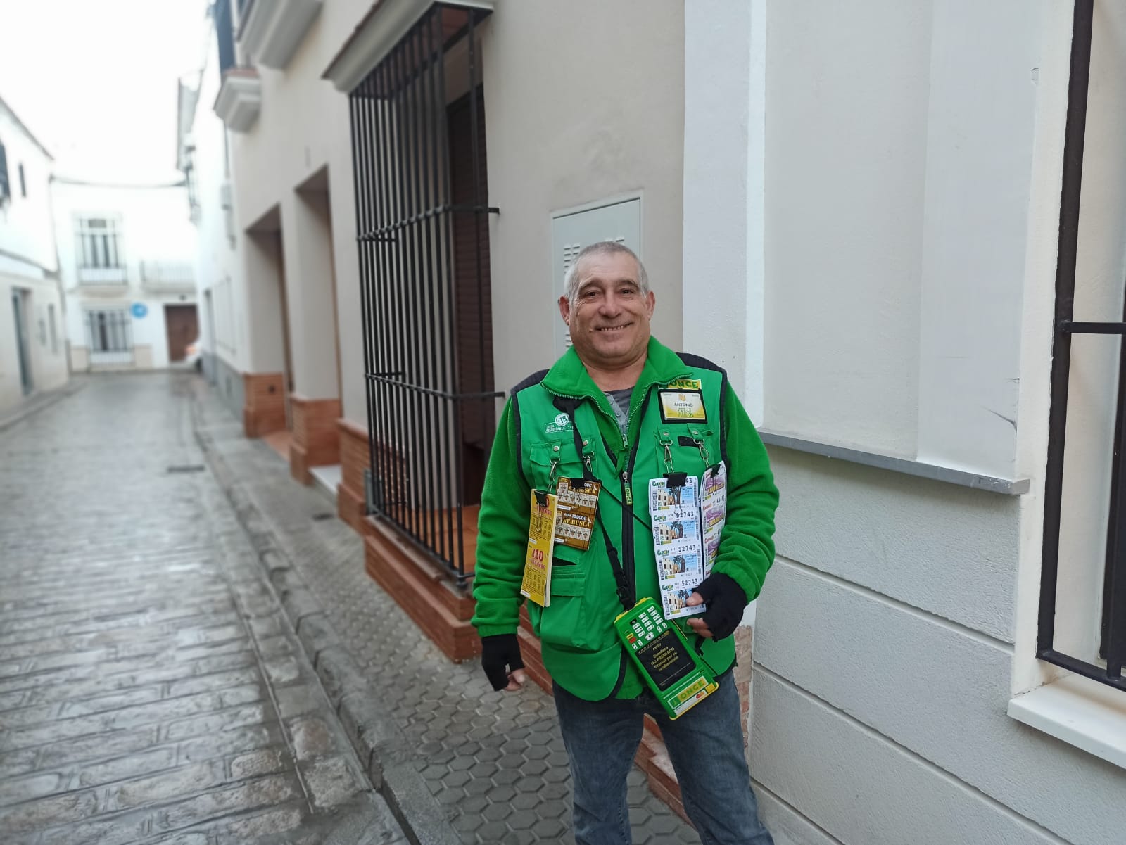 Antonio Alcón, sonriente tras haber repartido más de un millón de euros entre 16 vecinos de Utrera