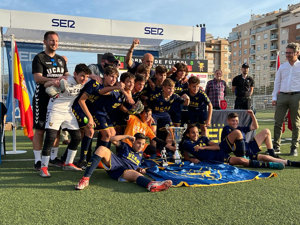 El UCAM Murcia celebra la victoria en el Torneo de fútbol 8 Ciudad de Murcia