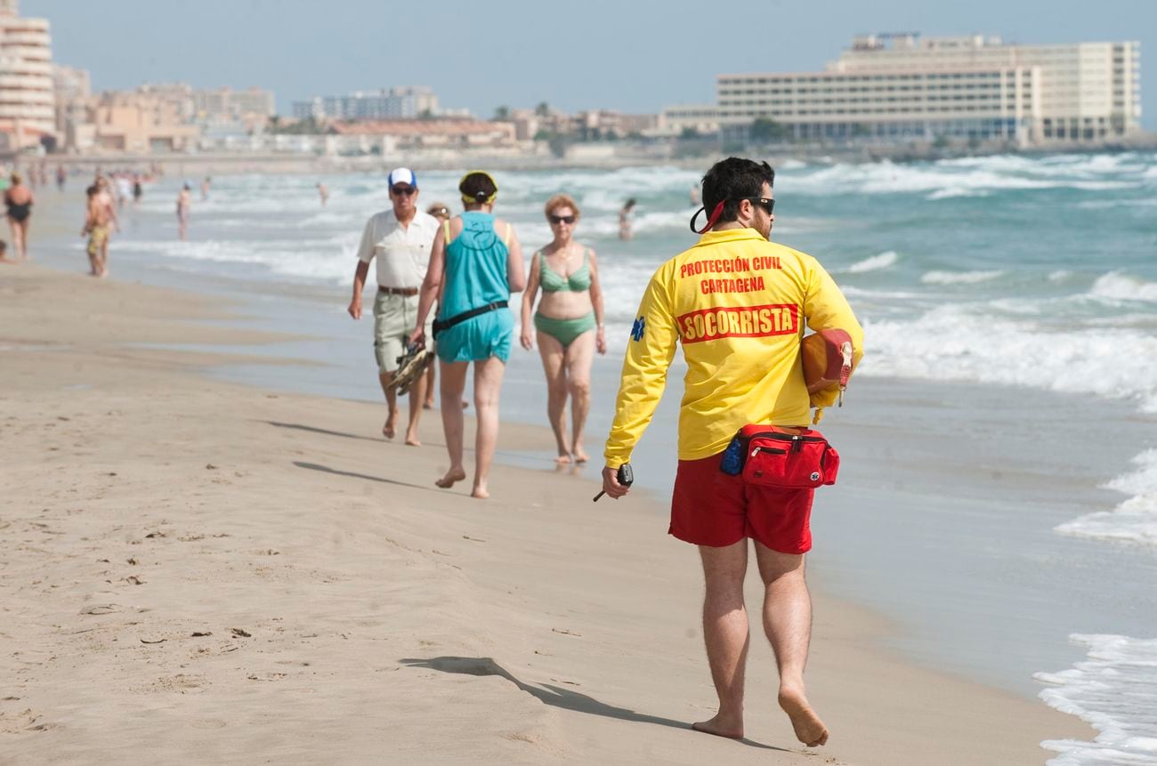 Un socorrista en la playa del Galúa de La Manga