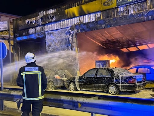 Un incendio, en el que no se han producido heridos ni intoxicados, ha quemado esta madrugada dos naves en la localidad de Humanes y ha requerido la intervención de 14 dotaciones de bomberos para evitar su extensión a otras naves.