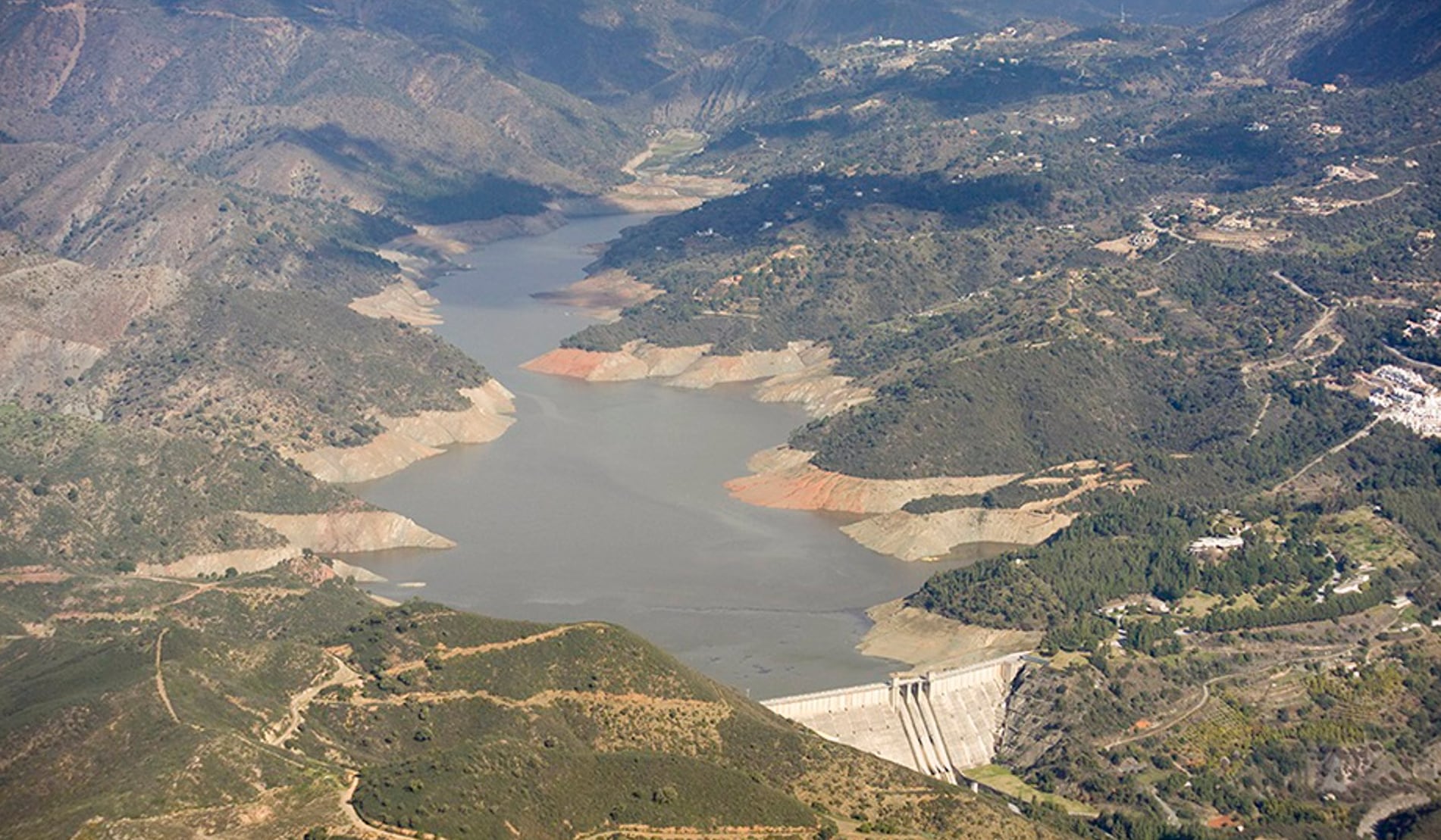 Embalse con menos agua de lo habitual, en foto de archivo