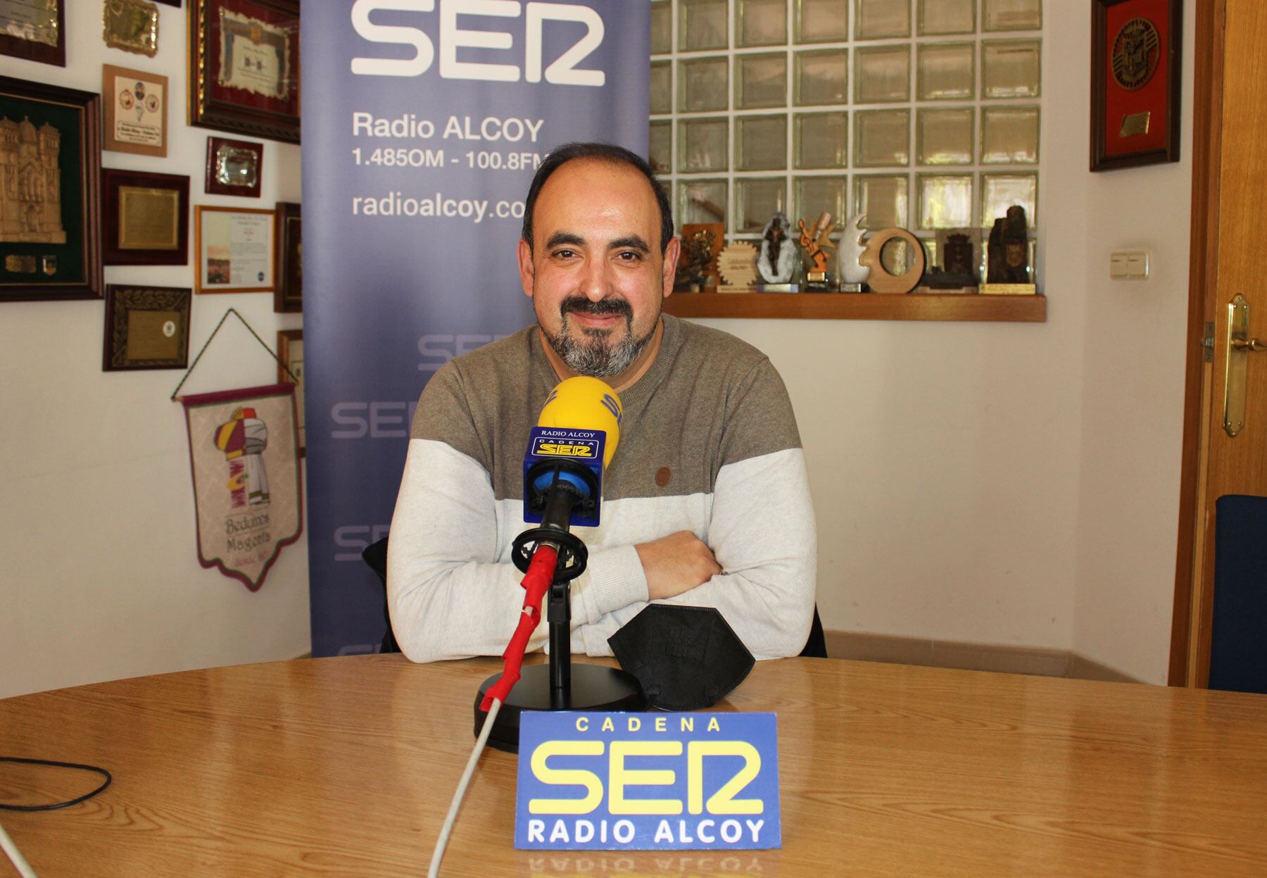 Antonio Limiñana en el estudio central de Radio Alcoy