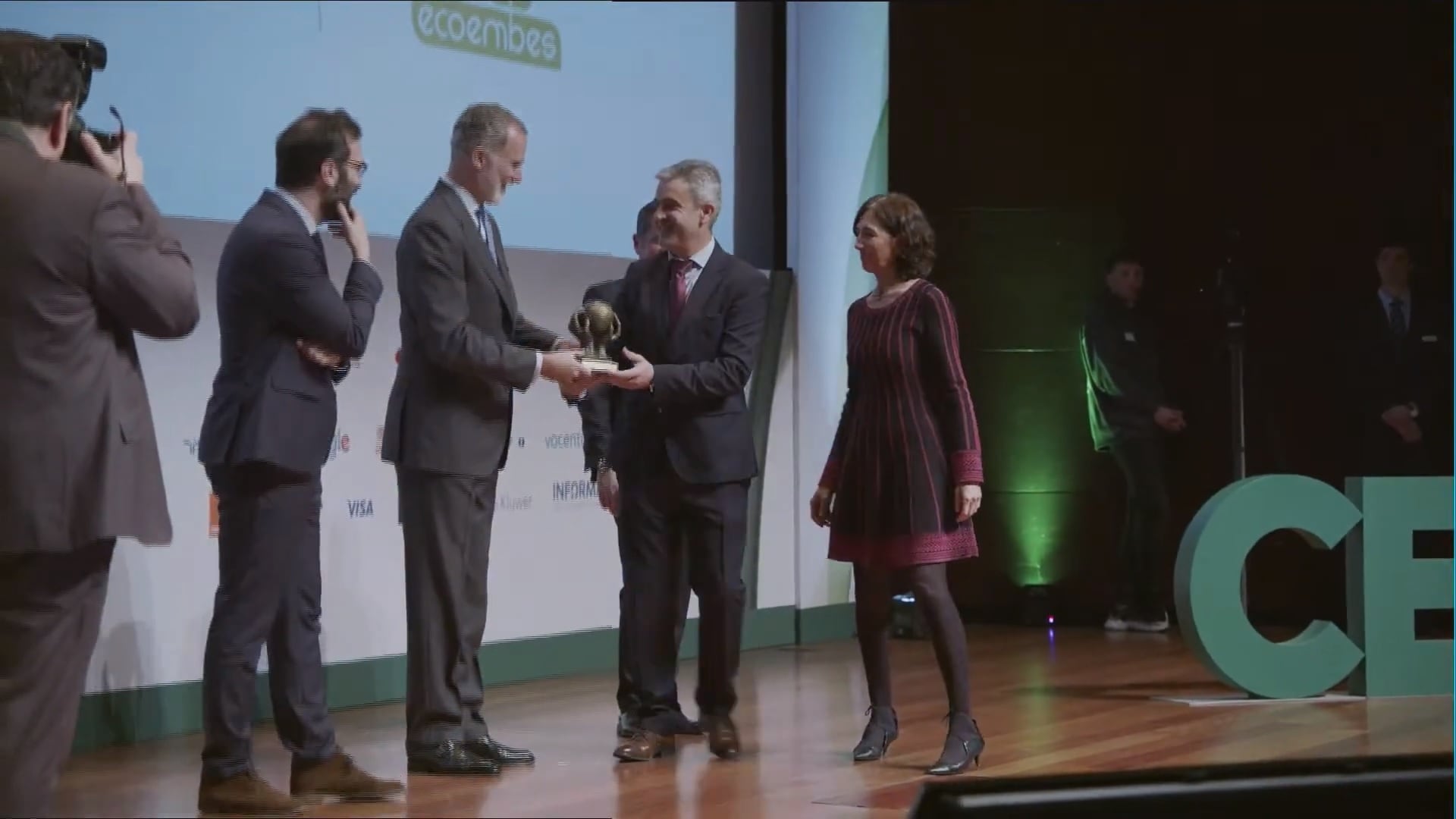 Entrega del premio Cepyme a la Economía Circular para Bandesur. Lo ha recogido el CEO, Victoriano Serrano y la directora de Relaciones Externas de Ecoembes, Begoña de Benito, de manos del Rey Felipe y del ministro de Economía, Carlos Cuerpo.