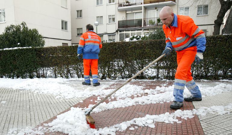 Trabajadores de Alcobendas quitando nieve