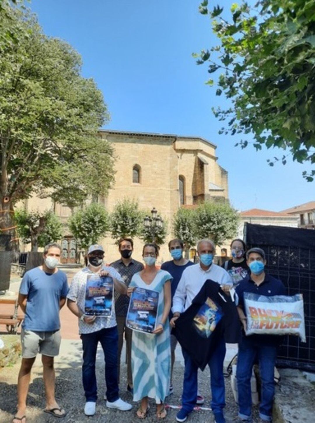 Organizadores de Bizinema Bang Bang junto a la delegada de Cultura Juncal Eizaguirre en la plazoleta del Juncal.