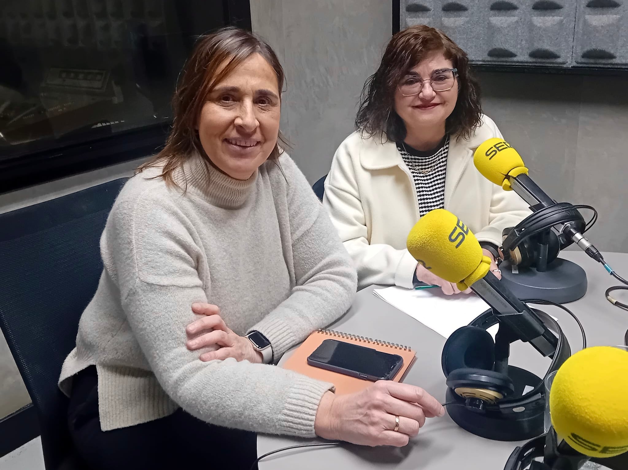 Nerea Salas Askasibar, presidenta de la Asociación de Comerciantes de Eibar, y Ana Aranbarri, técnica de Gipuzkoako Merkatariak, en los estudios de Radio Eibar