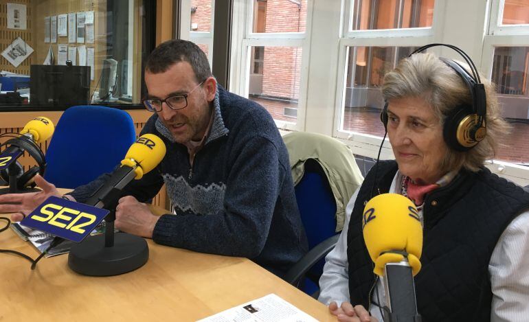 Teresa Romero, delegada de Manos Unidas en Murcia, acompañada del misionero, Miguel Taboada.