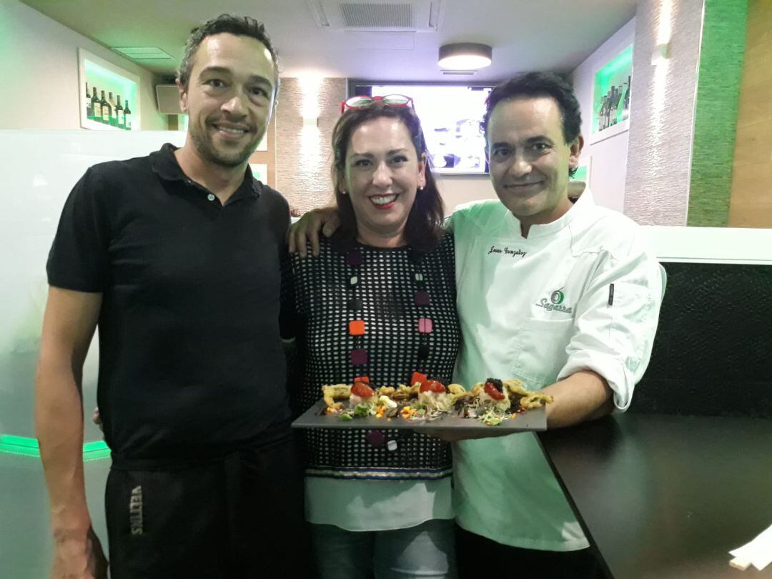 Mireia Alonso posa con los responsables del pintxo del &#039;Sagarra&#039;, presentado al Concurso de Pintxos de Bizkaia