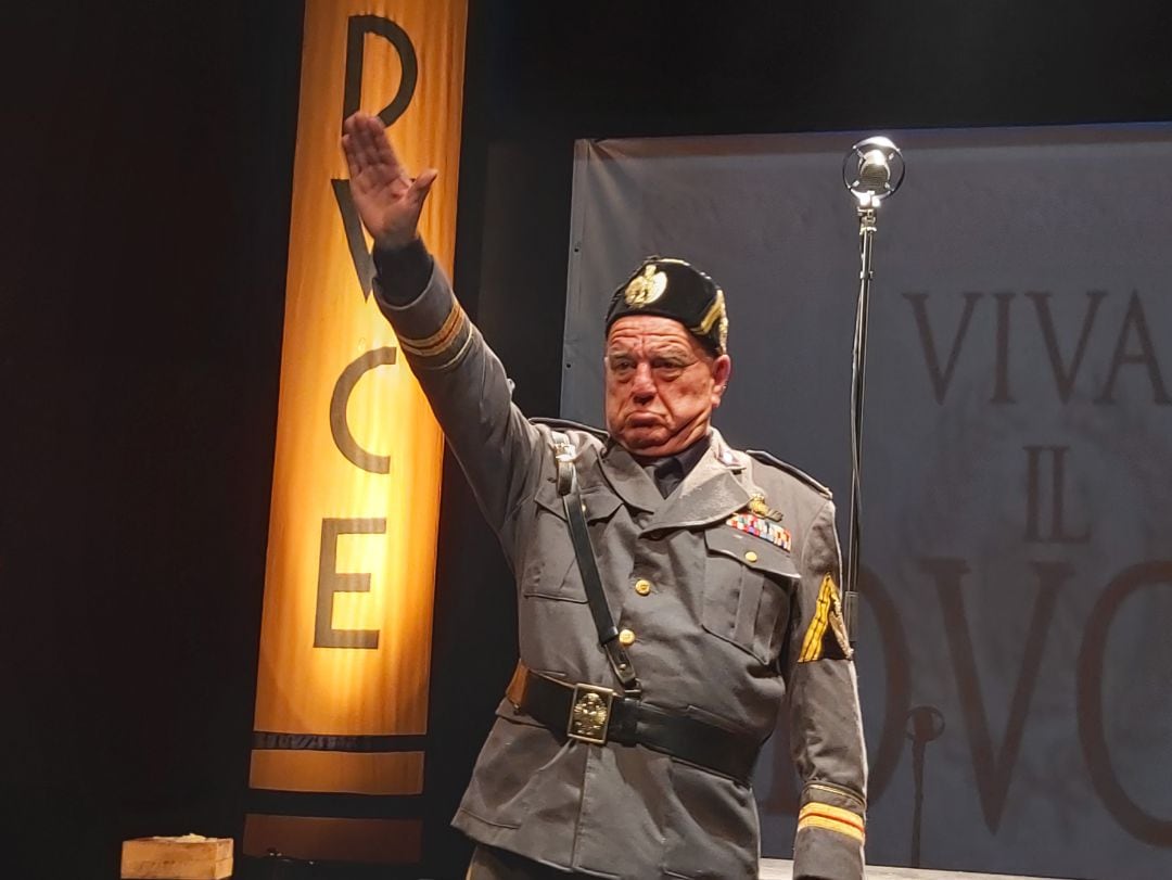 Leo Bassi interpretando a Mussolini 