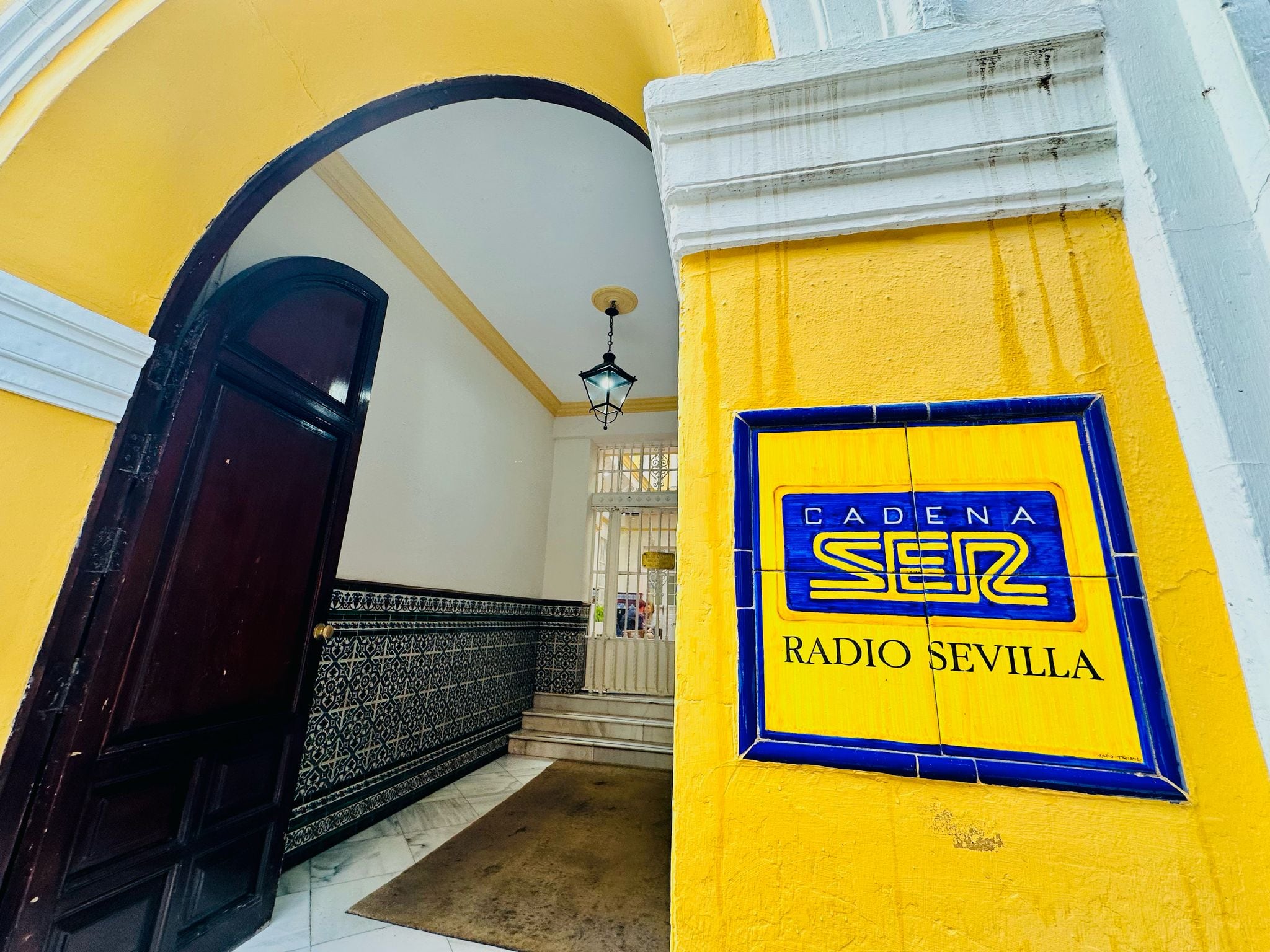 Puerta de entrada a Radio Sevilla, en la calle Rafael González Abreu 6