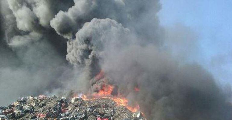 Crema una planta de desballestament de vehicles a Vallbona d'Anoia