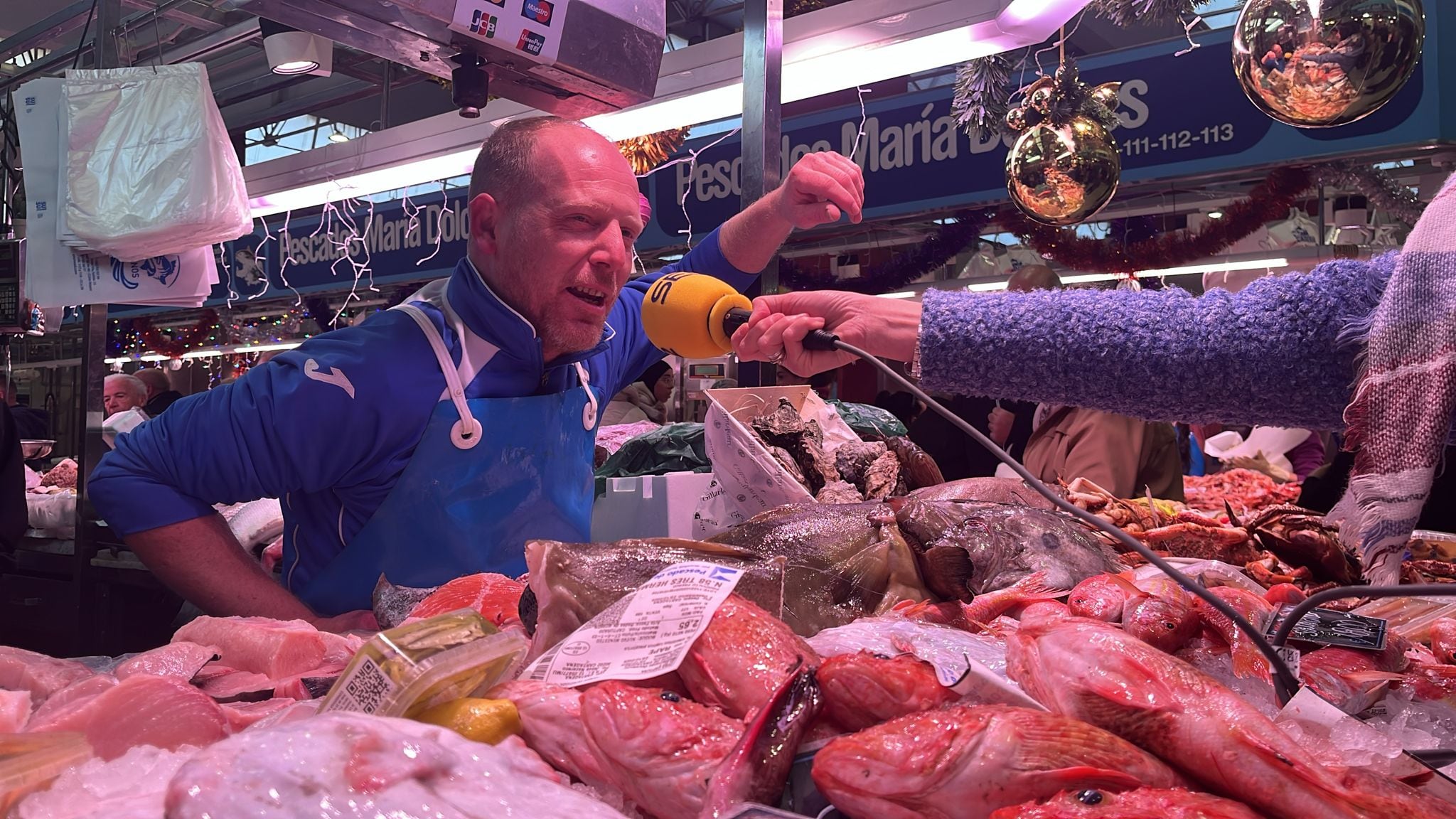 El mercado de Santa Florentina bulle en Nochebuena con miles de cartageneros en busca del mejor marisco