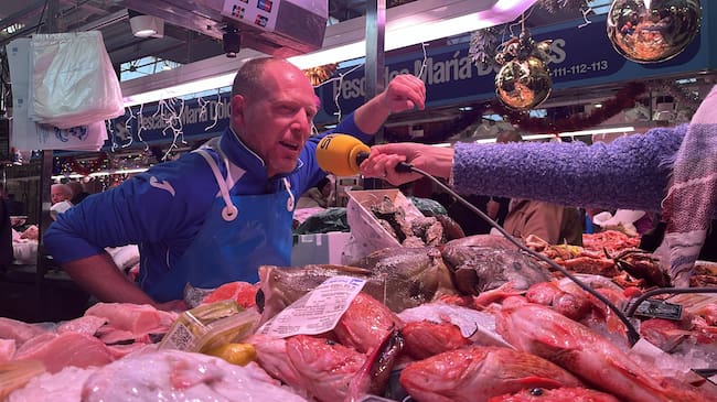 El mercado de Santa Florentina bulle en Nochebuena con miles de cartageneros en busca del mejor marisco