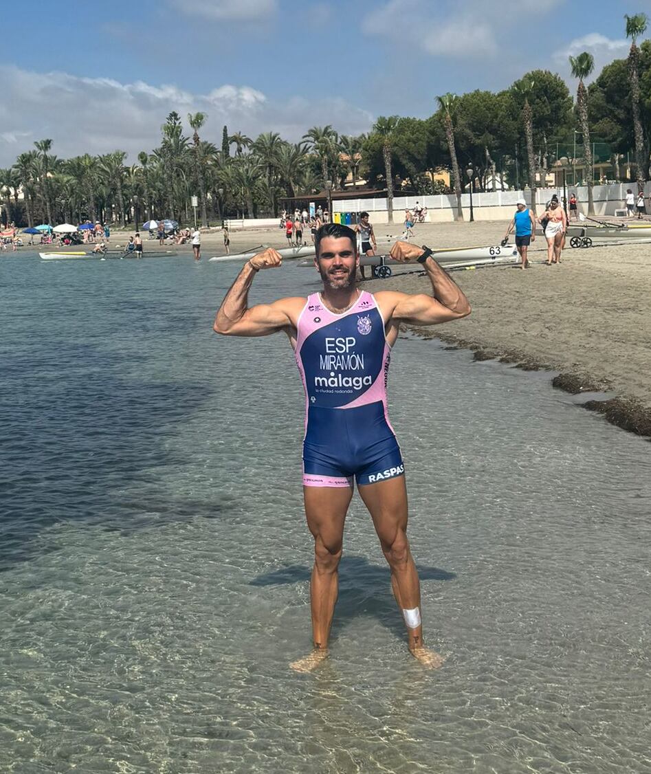 Adrián Miramón posa con su nueva indumentaria