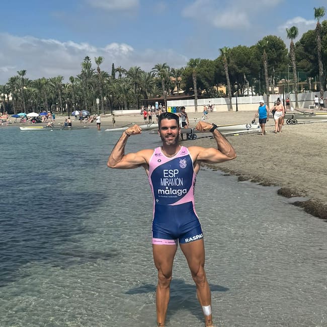 Adrián Miramón posa con su nueva indumentaria