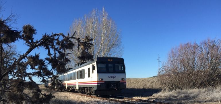 El tren convencional a su paso por la zona de La Melgosa.