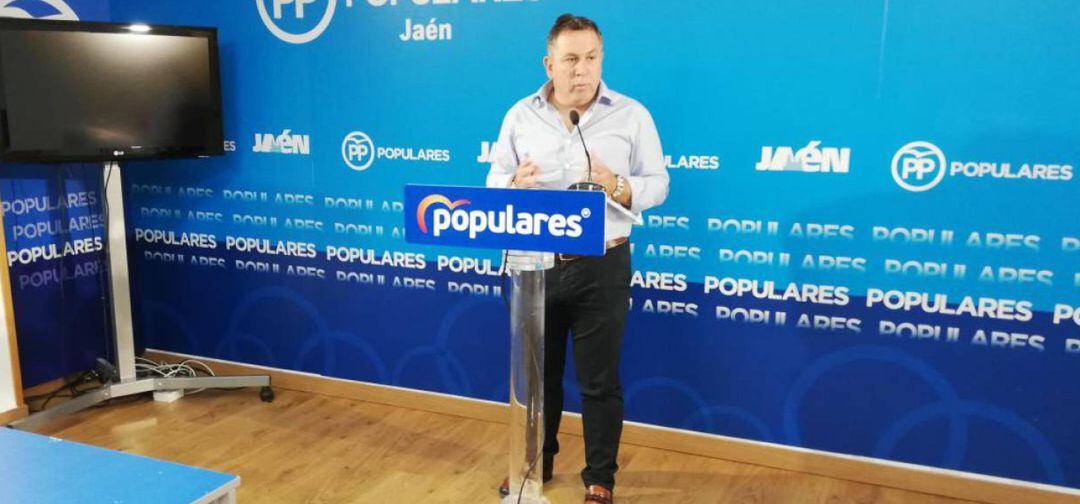 Francisco Palacios, secretario provincial del PP, durante una rueda de prensa.