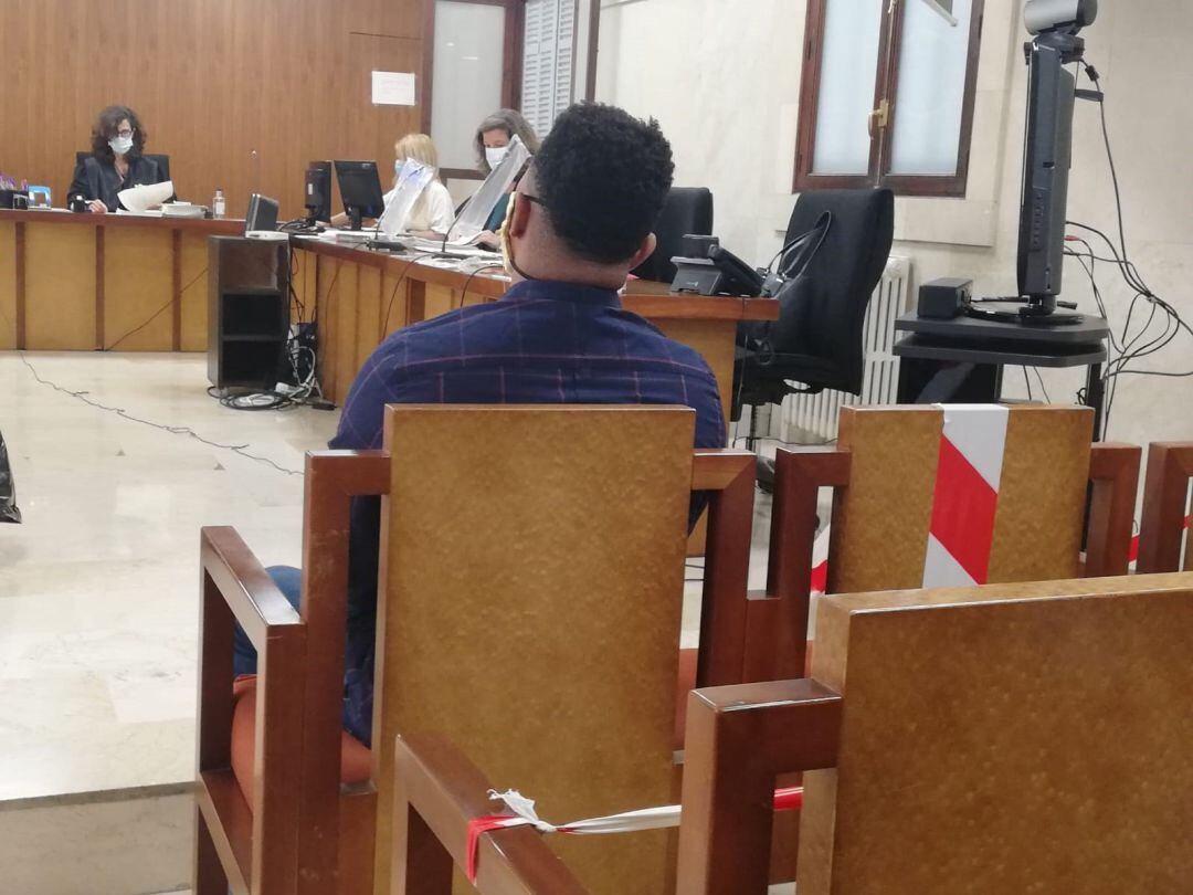 El hombre acusado de apuñalar a otro mientras dormía en Manacor, sentado en el juicio.