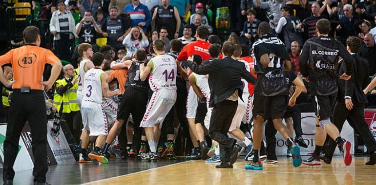 El derbi vasco acabó con una reyerta con jugadores y público implicados