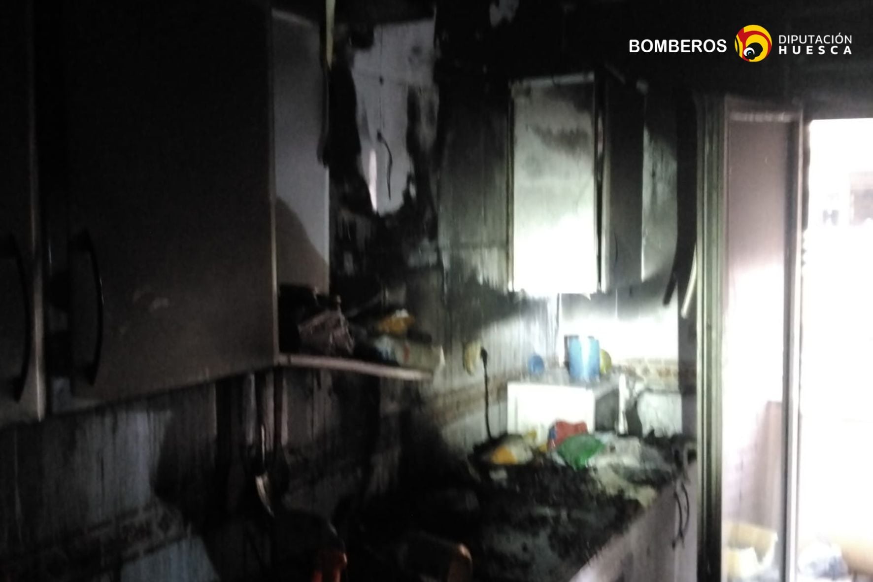 Estado en el que ha quedado la cocina quemada en un piso de Fraga