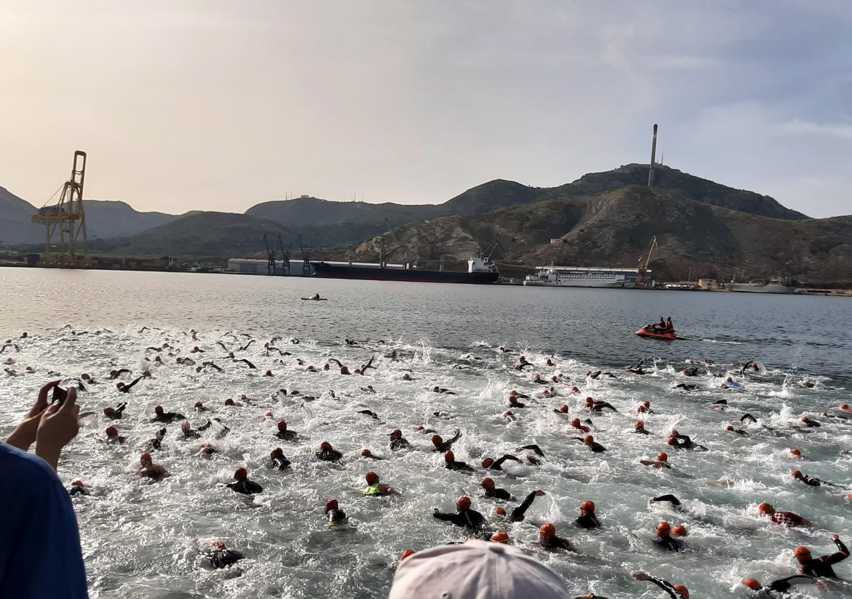 Salida de la categoría absoluta del Triatlón Ciudad de Cartagena SERTRI