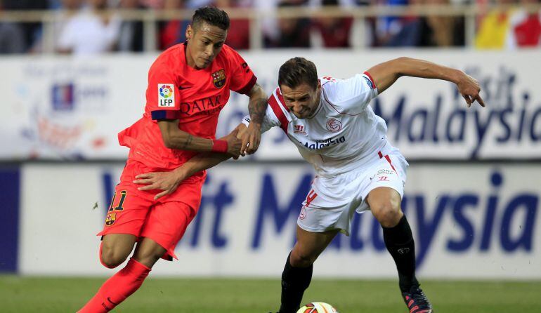 Neymar y Krychowiak pelean por el cuero.