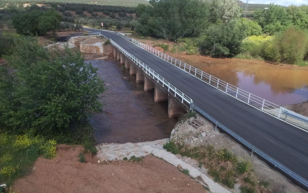 Nuevo vado construido en la carretera de Miraelrío.