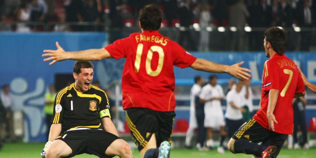 Iker Casillas, Cesc Fábregas y David Villa festejan la victoria en la tanda de penaltis de 2008 ante Italia