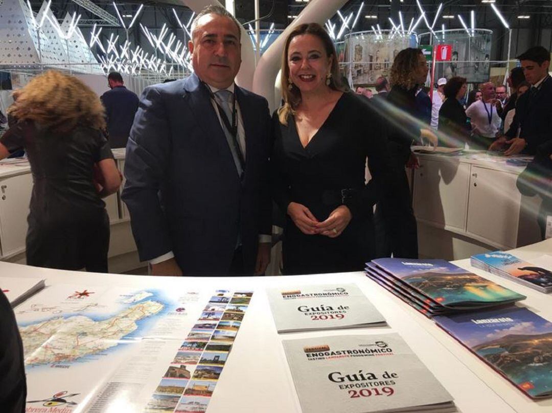 La presidenta del Cabildo de Lanzarote, María Dolores Corujo, y el consejero de Promoción Turística, Ángel Vázquez, en el stand de la isla conejera en Fitur 2020.