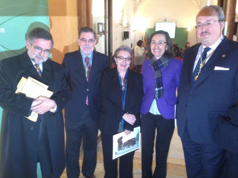 Fuensanta García, en el centro, junto a Rosa Aguilar