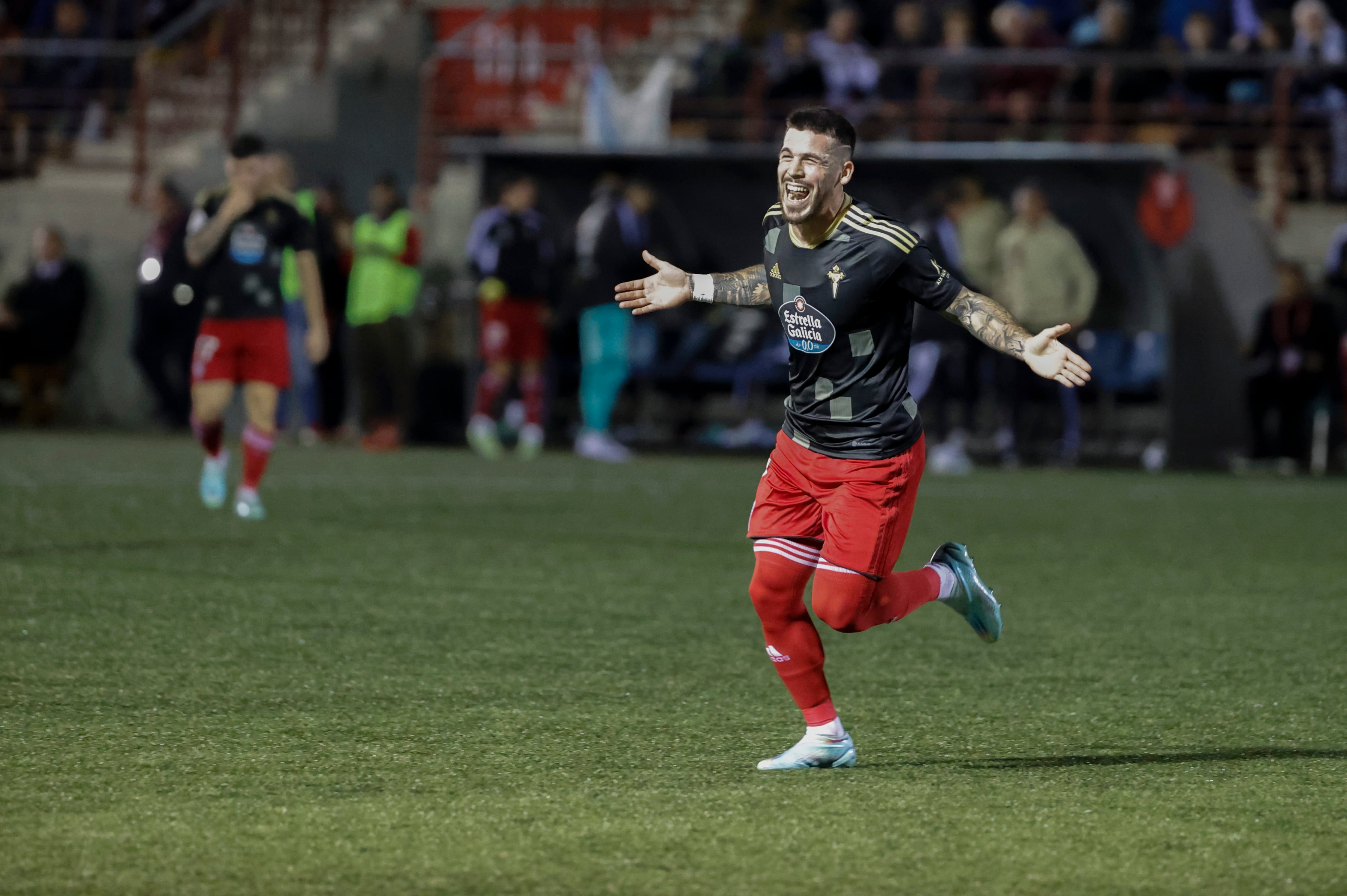 GRAF9184. GERNIKA (BIZKAIA), 22/12/2022.- El centrocampista del Celta Carles Pérez celebra el primer gol de su equipo ante el Gernika durante el partido de la segunda ronda de la Copa del Rey de fútbol que se disputa este jueves en el estadio Urbieta. EFE/ Luis Tejido
