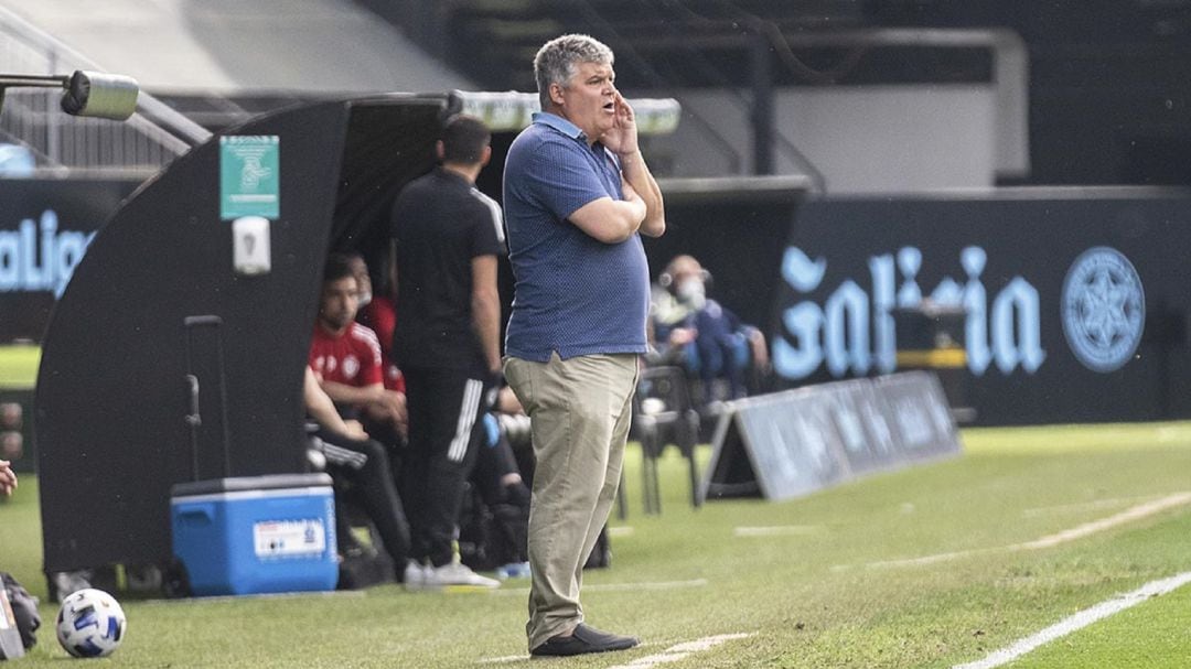 Onésimo dirigiendo al Celta B en Balaídos