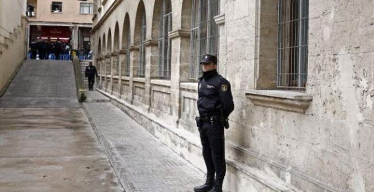 Pasillo de acceso a los juzgados de Palma.