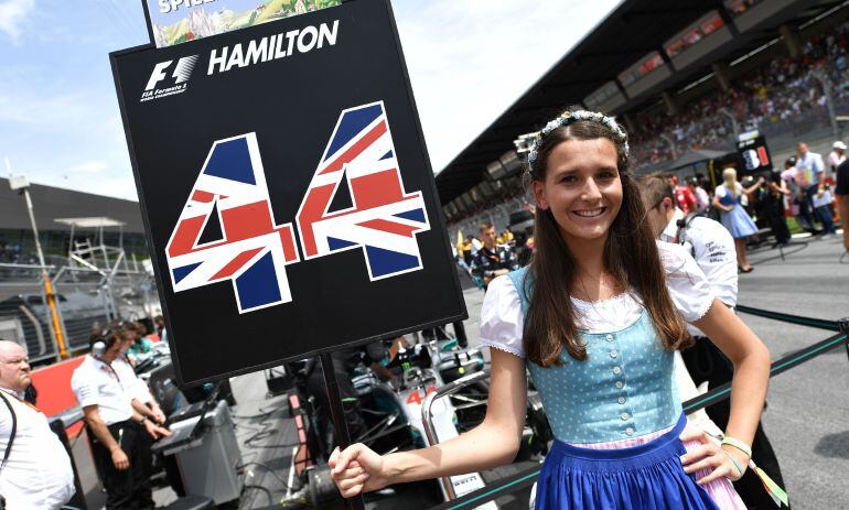 Una azafata, en la parrilla de salida del GP de Austria 2017.
