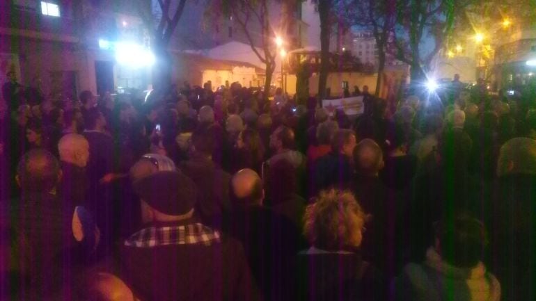 Concentración frente a la escultura del preso político desconocido de Alberdi, en Dénia.