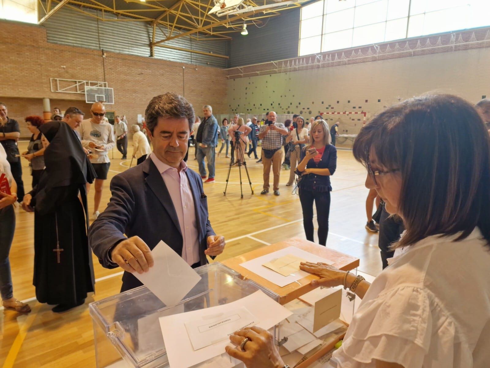 Luis Felipe, candidato del PSOE, depositando su voto en la urna municipal