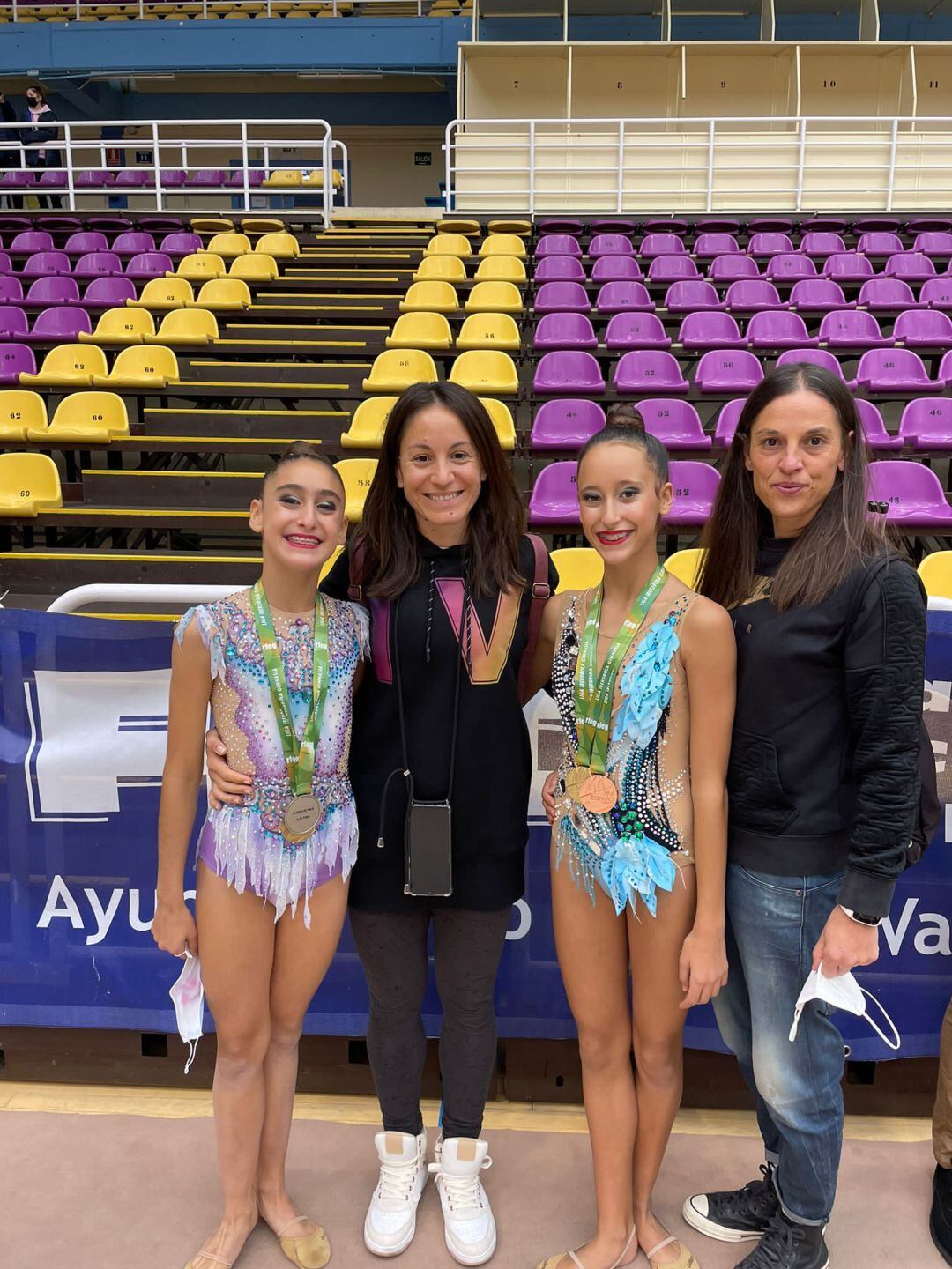 María y Daniela con sus entrenadoras